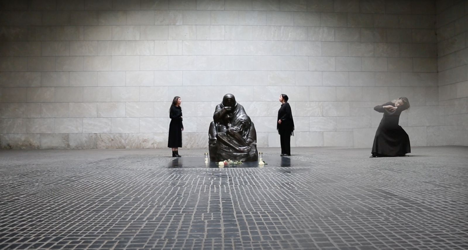 Der Gesang der kurdischen Frauen-Dengb&ecirc;js traf auf das stille Schreien der Skulptur &ldquo;Mutter und toter Sohn&rdquo;